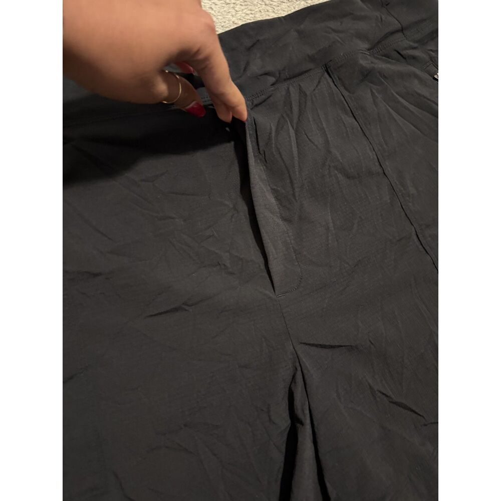 Athleta Trekkie North Mid rise womens short in black - Picture 3 of 8